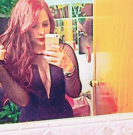 Jezz Angeles topless onlyfans