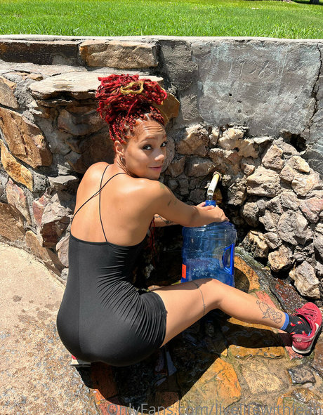 leahsade onlyfans desnuda