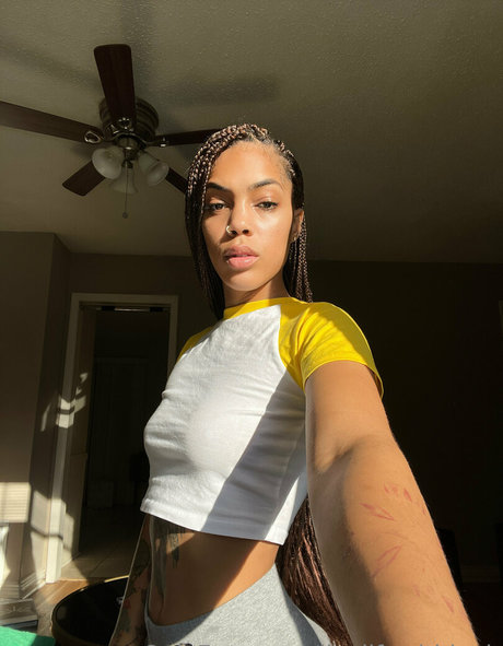 leahsade onlyfans leak nude