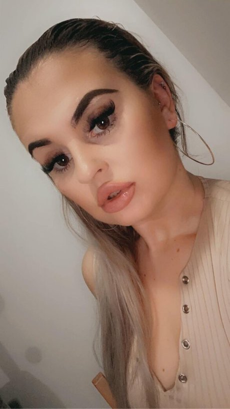 D arcy Ingle topless onlyfans