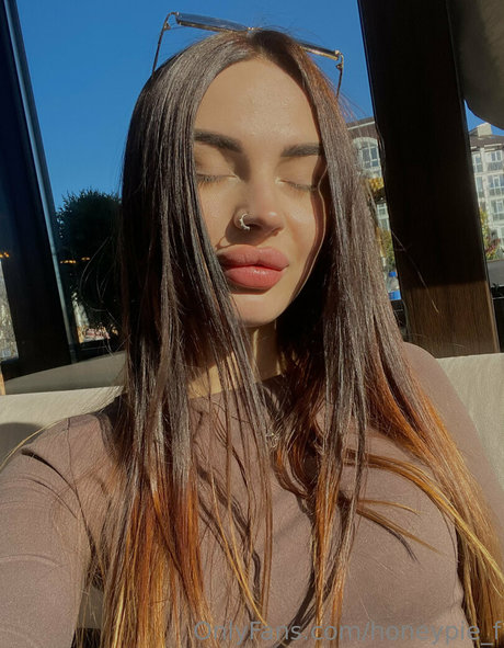 honeypie f naked on onlyfans