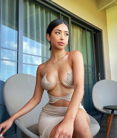 Enelly Urzua onlyfans topless