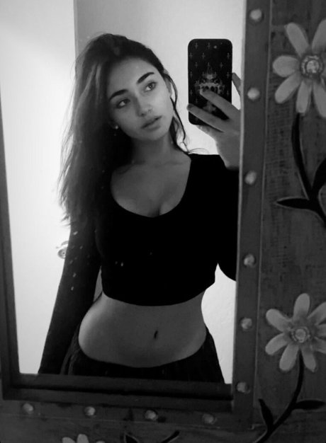 Sofia Bonjardim naked onlyfans pics