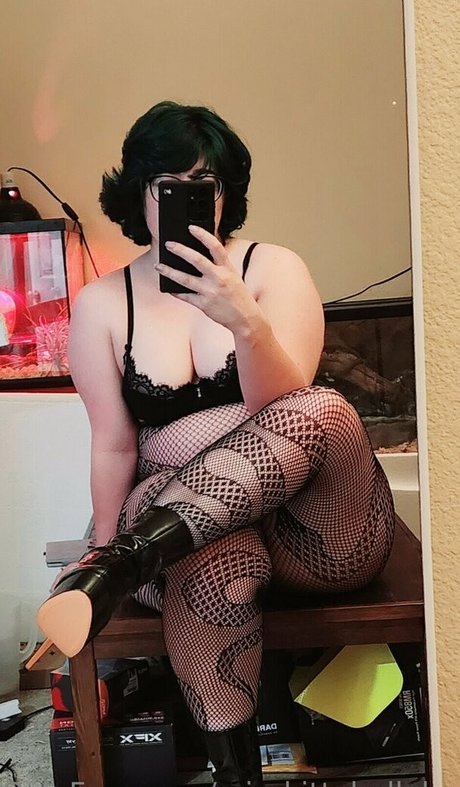 misskittyhellebore strip onlyfans