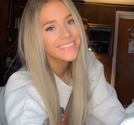 Alyssa Bryanne onlyfans pictures