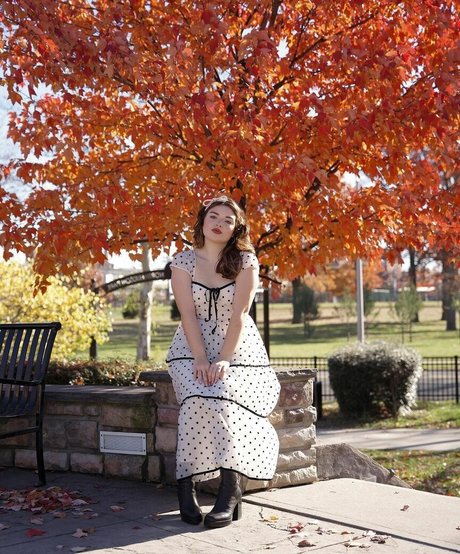 Alondra Larson strip onlyfans