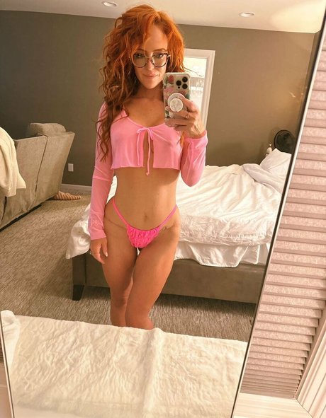 Dakota Blushing naked onlyfans pics