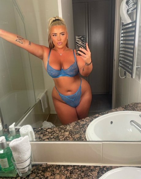 Libby Stokes onlyfans topless