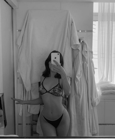 Maelys topless onlyfans