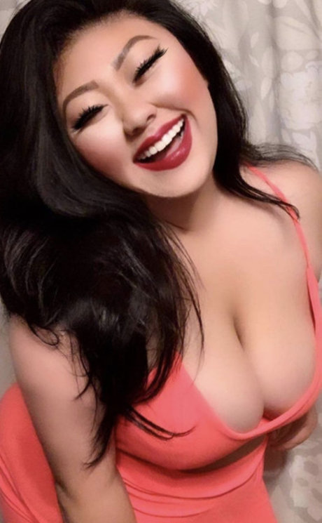 Kendra Vaaj is on onlyfans