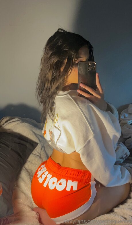 Petitequennn only fans nude