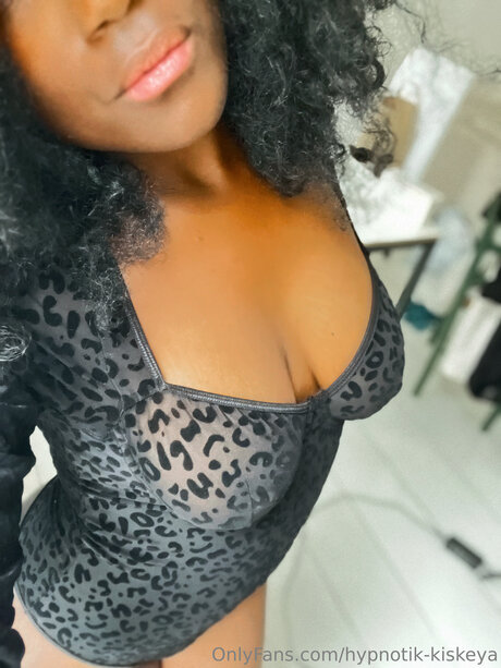 Hypnotik Kiskeya onlyfans striptease