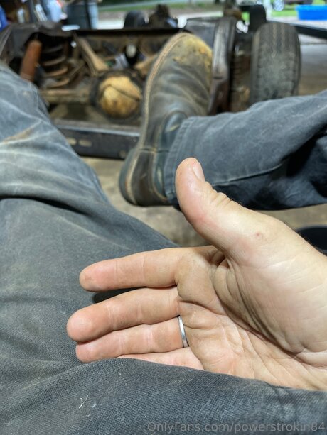 Powerstrokin84 on onlyfans