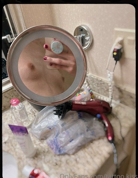 tattoo kiss Profile pic