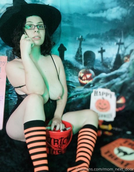 mom next door Profile pic