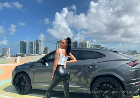 elleventures onlyfans model photo