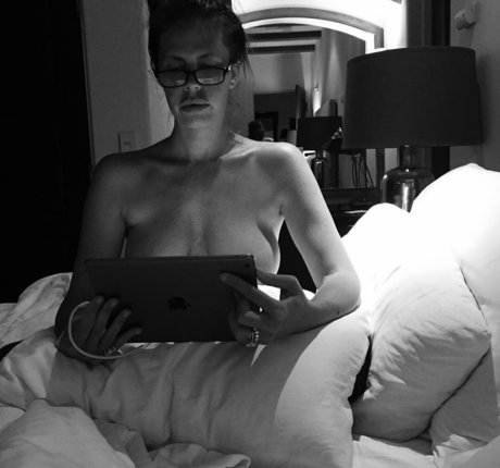 Nikki Cox onlyfans leak ass