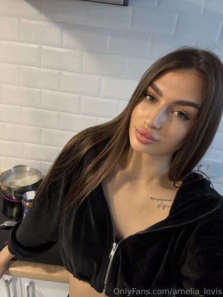 Amelia Lovis topless onlyfans