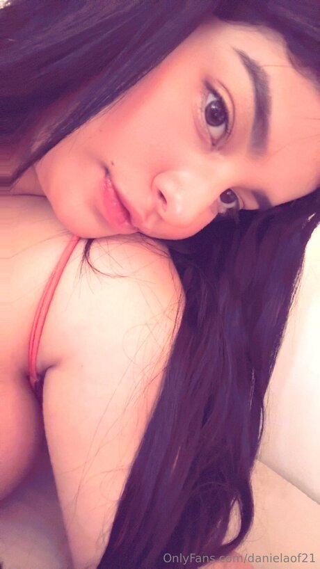 Danielaof21 feet onlyfans