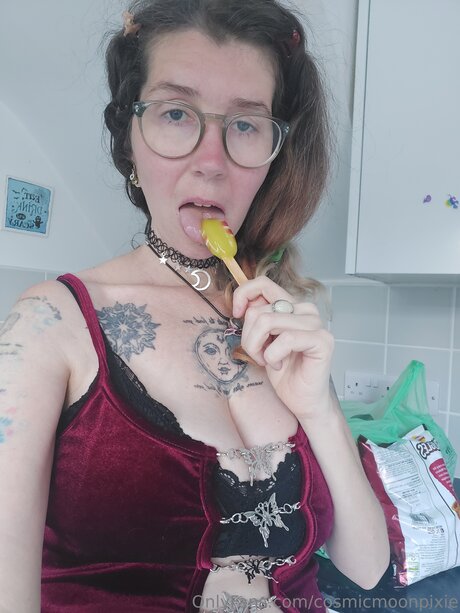 Cosmicmoonpixie onlyfans sex tape