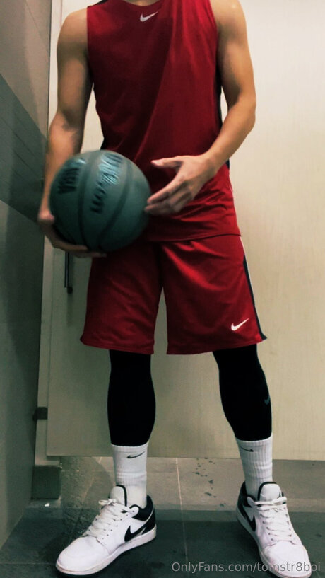 Tomstr8boi onlyfans model