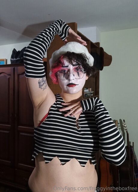 Froggyintheboxfree feet onlyfans