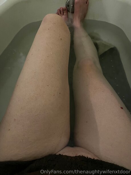 Thenaughtywifenxtdoor on onlyfans