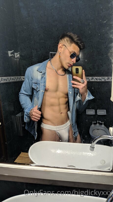 Tomas Rager onlyfans strip