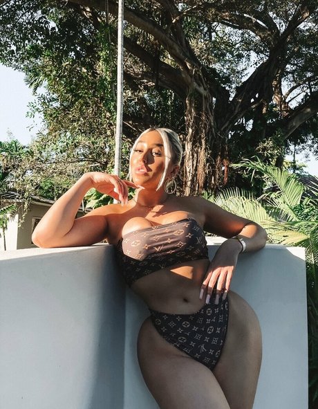 La Demi topless onlyfans