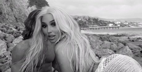 La Demi strip onlyfans