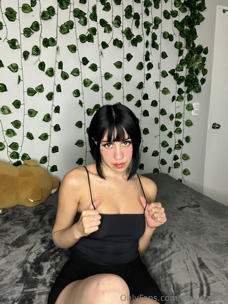 Waifuraeee onlyfans striptease