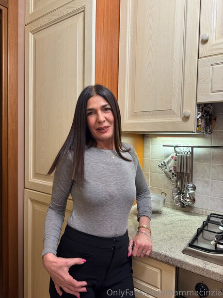Mammacinzia onlyfans model images