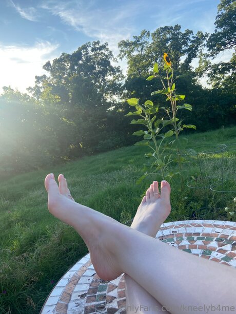 Kneelyb4me free only fans