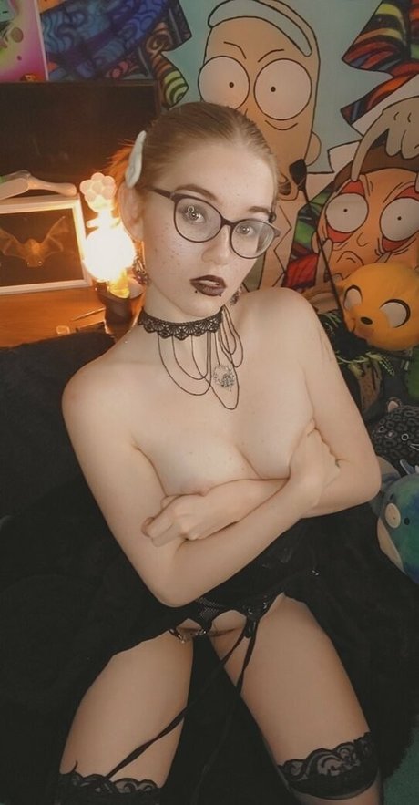 izzy hellbourne onlyfans pictures