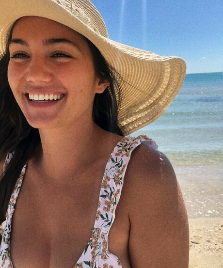 Ophelie Bau onlyfans model images