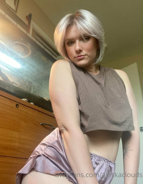alaskaclouds onlyfans model images
