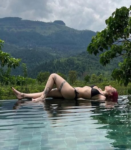 Young Leosia only fans review