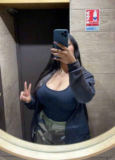 Zina Hadid onlyfans.