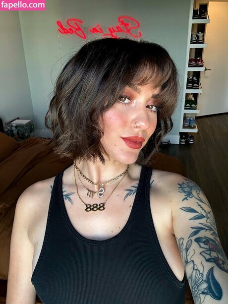 Earthdarling onlyfans model photo