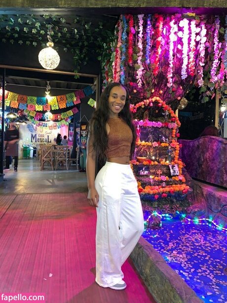 Hallybans onlyfans model photo