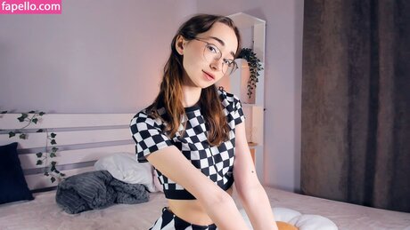 Polly Bee feet onlyfans