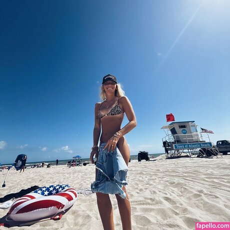 Emilee Axelsson topless onlyfans