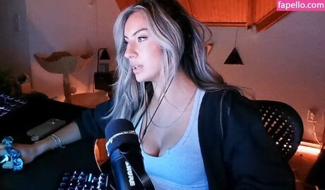 hottest young onlyfans beautiful naked selfie