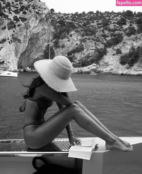 Alexandra Saint Mleux onlyfans naked