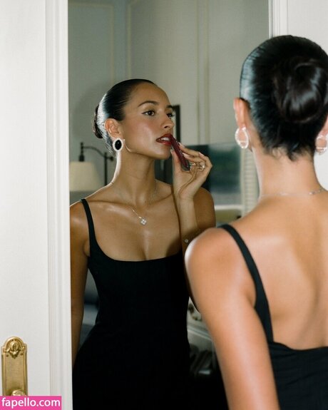 Alexandra Saint Mleux onlyfans leaked pictures