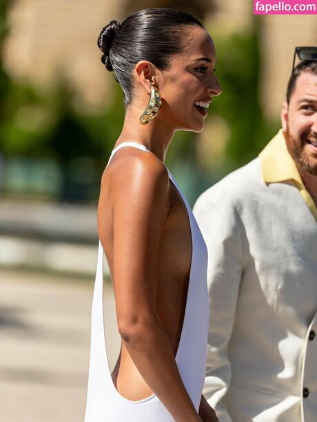 Alexandra Saint Mleux onlyfans strip tease