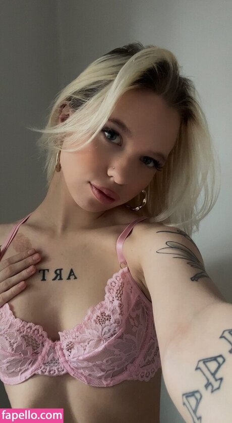 Neea Kuosmanen onlyfans striptease