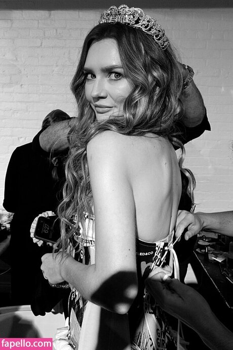 Anna Delvey nude onlyfans pics