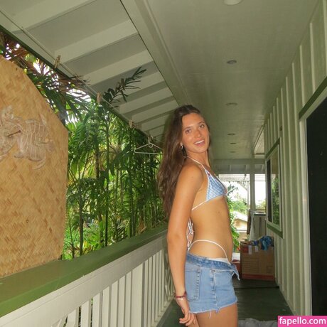 Hannah Meloche nude only fans leaks