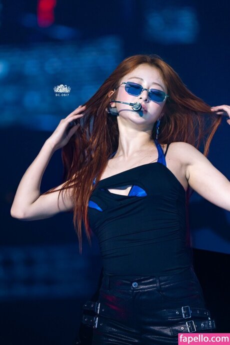 Huh Yunjin_ Profile pic